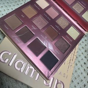 Glam Up eyeshadow palette